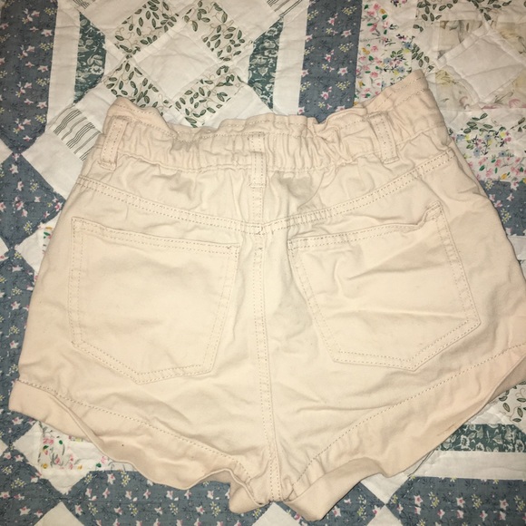 Beige high waisted shorts - Picture 2 of 3